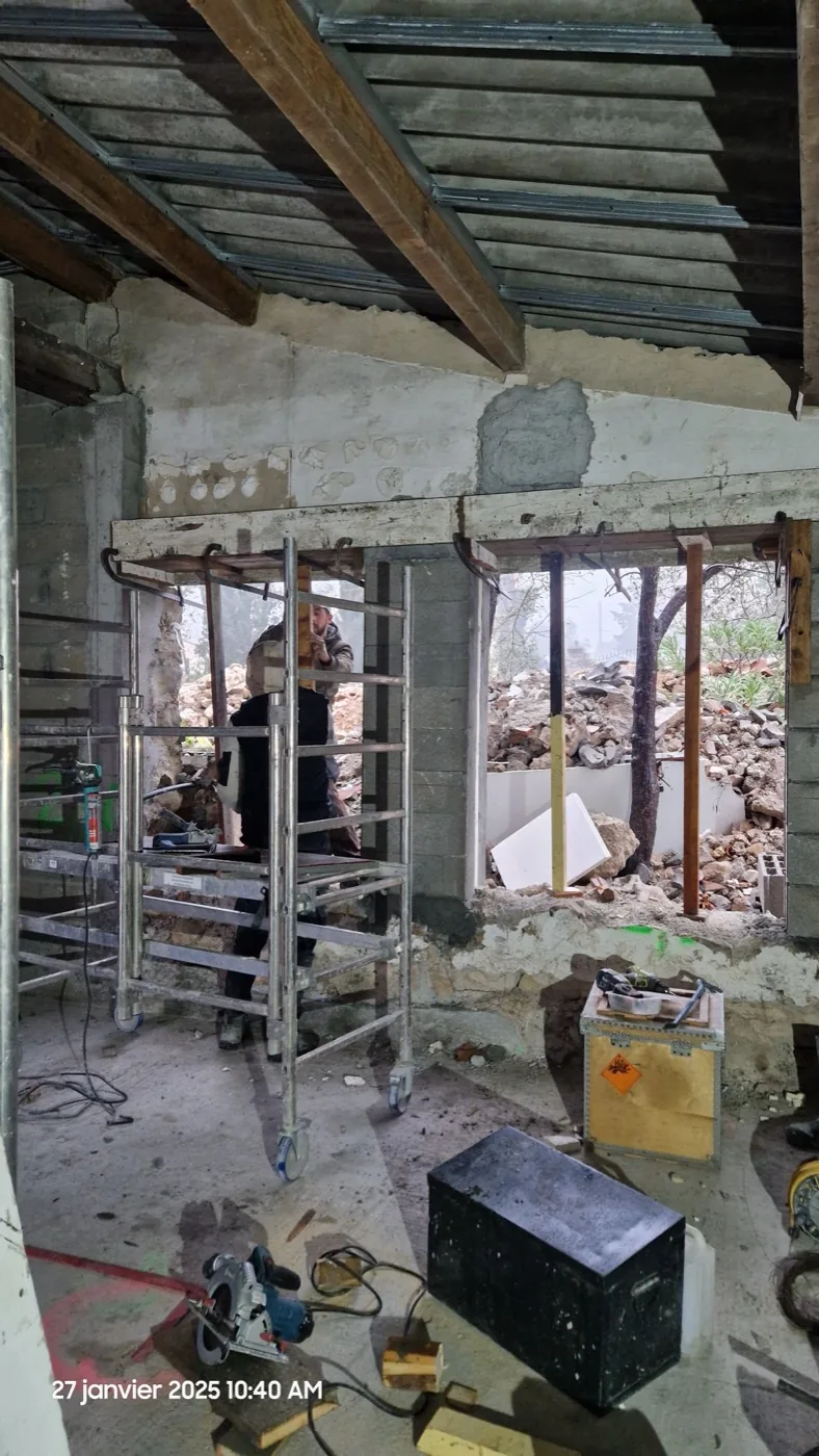 Cuisine en rénovation, ouverture de mur porteur réalisée par Atlas Construction