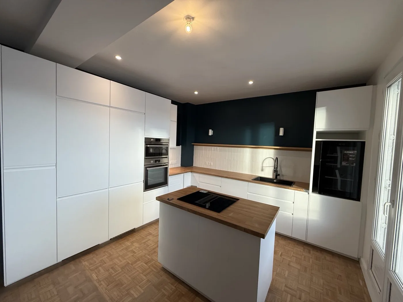 Cuisine entièrement rénovée par Atlas Construction, parquet et peintures terminés