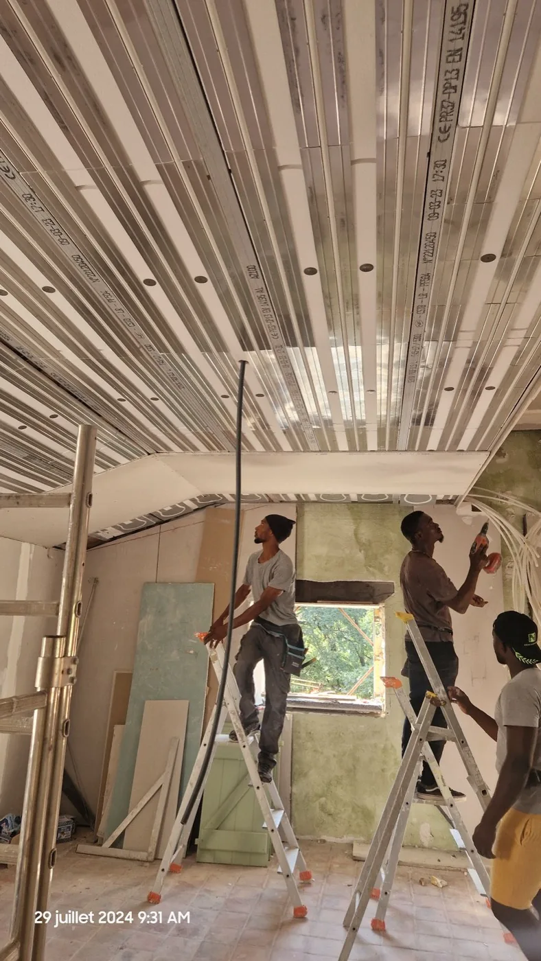 L'équipe d'Atlas Construction au travail sur un chantier de rénovation de villa