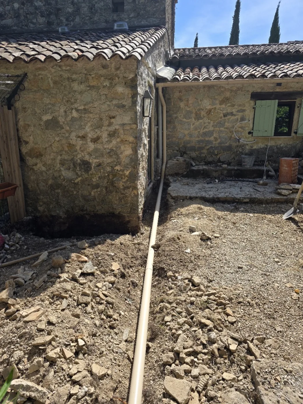 Maçonnerie extérieure et terrassement autour d'une villa en pierre réalisés par Atlas Construction