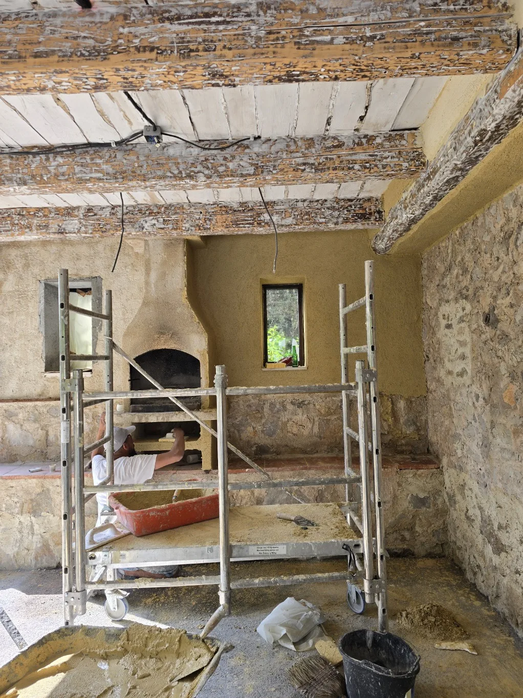 Rénovation intérieure d'une bâtisse en pierre avec échafaudage, par Atlas Construction